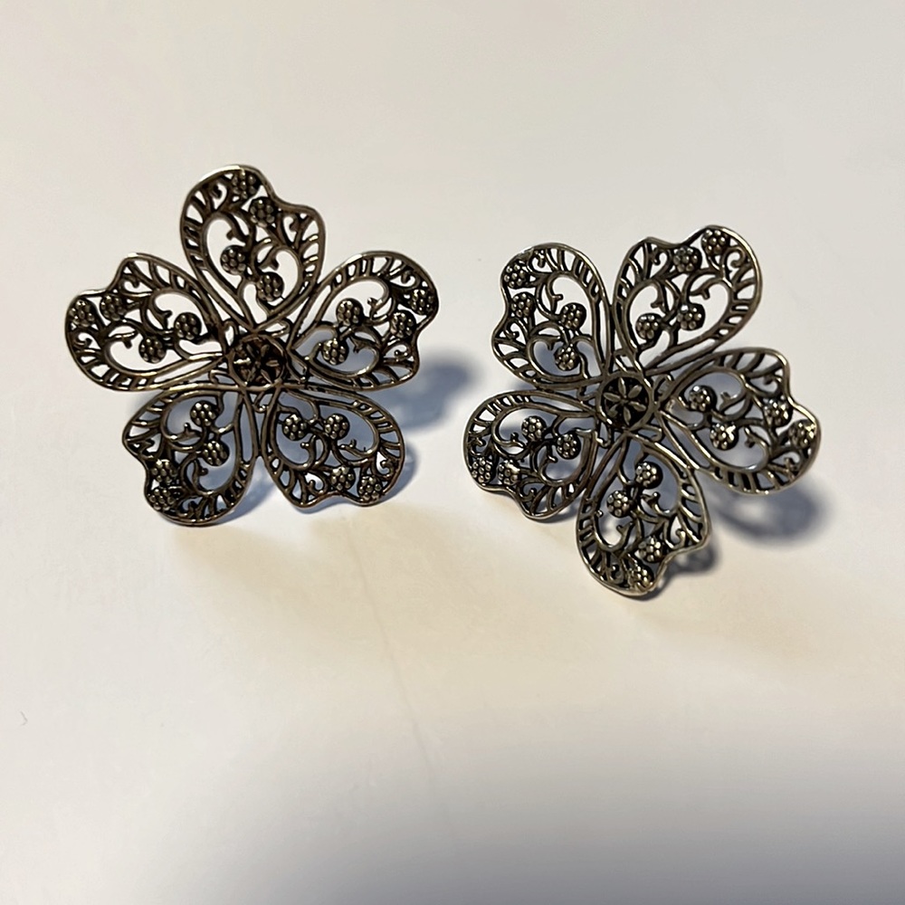 Silver ethnopur flower stud earrings & pendant hollow design